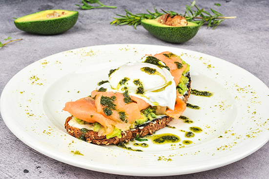 POŞE YUMURTALI FÜME SOMONLU BRUSCHETTA